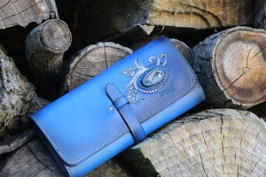 Modrá peněženka s kamenem